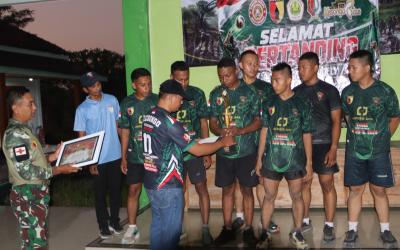 Jajaran Satgas TMMD ke-129 Kodim 0813 Bojonegoro bersama Pemerintah Desa Kesongo menyerahkan piala dan penghargaan kepada para pemenang Turnamen Bola Voli TMMD ke-129 di Desa Kesongo, Kecamatan Kedungadem, Kabupaten Bojonegoro, Sabtu (08/08/2026) malam. Foto: Deni Aripandi/Sumber TMMD Bojonegoro.