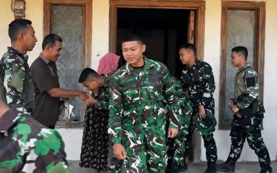 Keterangan Foto: Personel Satgas TMMD ke-129 Kodim 0813/Bojonegoro berpamitan dengan warga Desa Kesongo, Kecamatan Kedungadem, Kabupaten Bojonegoro, Kamis (13/8/2026). Perpisahan tersebut berlangsung penuh haru setelah prajurit dan masyarakat menjalani kebersamaan selama satu bulan dalam berbagai kegiatan pembangunan dan sosial. Foto: Deni Flamboyan/Sumber: TMMD Bojonegoro.