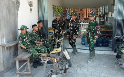 Anggota Satgas TMMD memanfaatkan waktu istirahat sore mereka dengan singgah di warung sembako milik Bu Yanti, Jumat (24/7/2026).