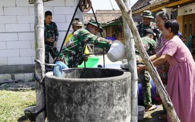 Di tengah menurunnya ketersediaan air bersih akibat musim kemarau, Satgas TMMD menyalurkan 11.000 liter air bersih kepada warga RT 013 RW 006 Dusun Krebet, Desa Kesongo, Kecamatan Kedungadem, Sabtu (25/7/2026).