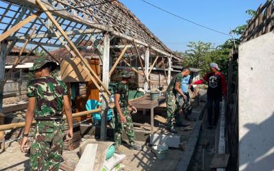 Komandan SST-1 Satgas TMMD ke-129 Kodim 0813 Bojonegoro, Letda Inf Adi Yuniarto, menjelaskan bahwa pembangunan RTLH merupakan salah satu bentuk kepedulian TNI dalam meningkatkan kualitas hidup masyarakat.