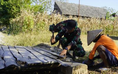 Setelah menyelesaikan pekerjaan utama TMMD, sejumlah prajurit menyempatkan diri membantu warga memperbaiki jembatan dan membersihkan pekarangan rumah di Dusun Kedungpandan, Desa Kesongo, Kecamatan Kedungadem, Kabupaten Bojonegoro, Sabtu (1/8/2026).
