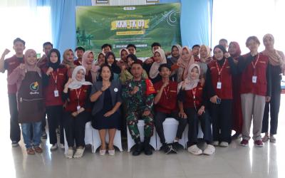 Komandan Satuan Setingkat Kompi (SSK) Satgas TMMD ke-129, Lettu Ckm Purnomo, saat memberikan pembekalan kepada mahasiswa Kuliah Kerja Nyata Tematik Kolaboratif (KKN-TK) 01 Universitas Bojonegoro (Unigoro) di Desa Kesongo, Kecamatan Kedungadem, Kabupaten Bojonegoro, Minggu (2/8/2026).