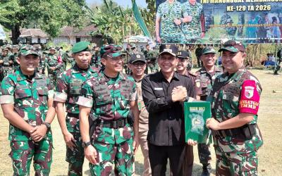 Keterangan Foto: Kasdam V/Brawijaya Brigjen TNI Zainul Bahar, S.H., M.Si., memimpin upacara penutupan TMMD ke-129 Tahun 2026 di Desa Kesongo, Kecamatan Kedungadem, Kabupaten Bojonegoro, Kamis (13/8/2026). Seluruh sasaran fisik dan nonfisik TMMD dilaporkan telah terlaksana 100 persen. Foto: Deni Flamboyan/Sumber: TMMD Bojonegoro.