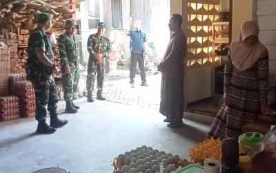 Komandan Satuan Tugas (Dansatgas) TMMD ke-129 Kodim 0813/Bojonegoro, Letkol Inf Dedy Dwi Wijayanto, memanfaatkan sela-sela peninjauan pelaksanaan Program TNI Manunggal Membangun Desa (TMMD) ke-129 Tahun 2026 dengan mengunjungi UMKM Telur Asin Pak Babhin di Desa Kesongo, Kecamatan Kedungadem, Kabupaten Bojonegoro, Rabu (22/7/2026).