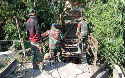 Pengerjaan infrastruktur vital ini dilakukan secara bahu-membahu dan penuh semangat gotong royong antara personel Satgas TMMD dengan masyarakat setempat.