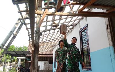  Salah satu rumah yang kini memasuki tahap penyelesaian adalah milik Bapak Ladi (48), warga RT 011 RW 005 Dusun Pereng, Desa Kesongo, Kecamatan Kedungadem, Kabupaten Bojonegoro, Sabtu (1/8/2026).