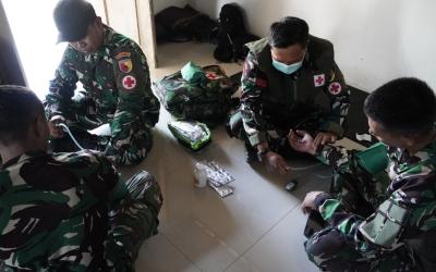 Pada Selasa (4/8/2026), Tim Kesehatan Satgas TMMD ke- 129 Kodim 0813 Bojonegoro menyisir Posko untuk menggelar pemeriksaan kesehatan rutin bagi seluruh personel.