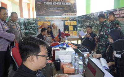 Dorong Adminduk Digital: Satgas TMMD ke-129 Kodim 0813 Bojonegoro bersama Dispendukcapil Kabupaten Bojonegoro memberikan sosialisasi dan pelayanan administrasi kependudukan kepada warga Desa Kesongo, Kecamatan Kedungadem, Kamis (6/8/2026). Warga dikenalkan dengan layanan Panah Srikandi dan Identitas Kependudukan Digital (IKD) untuk mempermudah akses pelayanan administrasi.