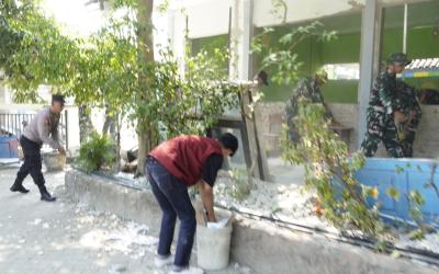 Personel Satgas TMMD bersama anggota Polsek Kedungadem, mahasiswa Kuliah Kerja Nyata Tematik Kolaboratif (KKN-TK) Universitas Bojonegoro (Unigoro), serta warga setempat bahu-membahu menyelesaikan proses renovasi sekolah agar segera dapat dimanfaatkan sebagai sarana belajar yang lebih aman, nyaman, dan representatif bagi para siswa.