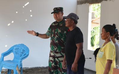 Komandan Satuan Tugas (Dansatgas) TMMD ke-129 Kodim 0813/Bojonegoro, Letkol Inf Dedy Dwi Wijayanto, menyempatkan diri mengunjungi UMKM Gethuk milik Ibu Sholikah di Desa Kesongo, Kecamatan Kedungadem, Kabupaten Bojonegoro, di sela peninjauan pelaksanaan Program TNI Manunggal Membangun Desa (TMMD) ke-129 Tahun 2026, Rabu (22/7/2026).