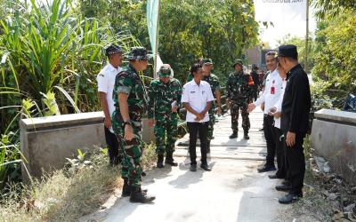 TNI Manunggal Membangun Desa, adalah wujud nyata kolaborasi lintas sektoral antara TNI, pemerintah daerah, kepolisian, pemerintah desa dan masyarakat dalam rangka mempercepat pembangunan di daerah pedesaan.
