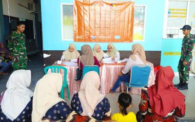 Foto: Petugas kesehatan bersama Satgas TMMD ke-129 Kodim 0813/Bojonegoro memberikan pelayanan Safari Keluarga Berencana (KB) Gratis kepada masyarakat di UPTD Puskesmas Kesongo, Kecamatan Kedungadem, Kabupaten Bojonegoro, Rabu (5/8/2026), sebagai bagian dari program nonfisik TMMD untuk mewujudkan keluarga sehat dan berkualitas. Foto: Deni Aripandi/Sumber TMMD Bojonegoro.