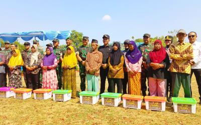 Keterangan Foto: Penyaluran bantuan sembako kepada masyarakat dalam rangkaian penutupan TMMD ke-129 Tahun 2026 di Desa Kesongo, Kecamatan Kedungadem, Kabupaten Bojonegoro, Kamis (13/8/2026). Kegiatan sosial tersebut menjadi bentuk kolaborasi TNI, pemerintah daerah, dunia usaha, dan masyarakat untuk membantu memenuhi kebutuhan warga. Foto: Deni Flamboyan/Sumber: TMMD Bojonegoro.