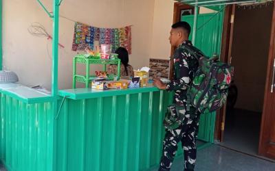 Kehangatan interaksi tersebut terpancar pada Sabtu (25/7/2026), saat salah satu personel Satgas TMMD, Praka Andi Aprianto, menyempatkan diri singgah di kios milik Mbak Ika untuk membeli minuman dan makanan ringan.