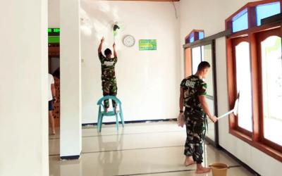 Sejak pagi, prajurit TNI dan masyarakat bergotong royong membersihkan area tempat ibadah, mulai dari menyapu halaman, membersihkan ruang salat dan tempat wudu, merapikan lingkungan sekitar, hingga mengangkut sampah yang berada di sekitar masjid.