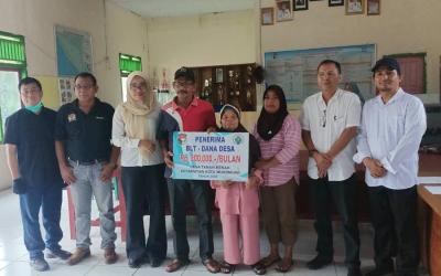 Pemdes Tanah Rekah menyalurkan BLT-DD tahap keenam kepada KPM di Kantor Desa setempat, Rabu (10/6/2026). (Oye/PenaRafflesia.Com)