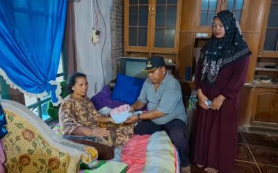 Kepala Desa (Kades) Suka Maju, Sutarto saat menyalurkan BLT-DD dengan cara door to door rumah Keluarga Penerima Manfaat (KPM), Rabu (17/6/2026). (Oye/PenaRafflesia.Com)