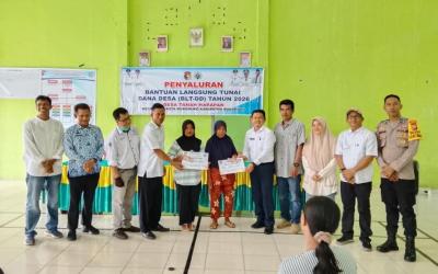 Pemdesa Tanah Harapan saat menyalurkan BLT-DD periode Mei 2026 kepada KPM, Rabu (20/5/2026). (Oye/PenaRafflesia.Com)