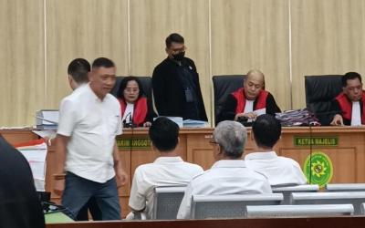 Terdakwa Beby Hussy menyerahkan nota pembelaan pribadinya kepada majelis hakim Pengadilan Tipikor, Rabu (29/4/2026). (Agung/PenaRafflesia.Com)