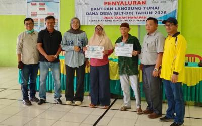 Pemerintah Desa Tanah Harapan menyalurkan BLT-DD kepada KPM untuk jatah bulan Juni di Kantor Desa, Jum'at (19/6/2026). (Oye/PenaRafflesia.Com)
