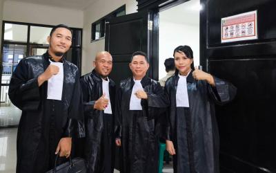 Tim Kuasa Hukum Refpin Akhyana Julianti saat hendak mengikuti persidangan