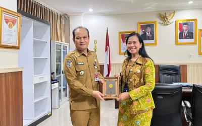 Sekretaris Daerah Provinsi Bengkulu, Herwan Antoni, menerima audiensi Kepala Kantor Wilayah PT Jasa Raharja Bengkulu, Fitri Agustina, di ruang kerjanya, Selasa (3/3).