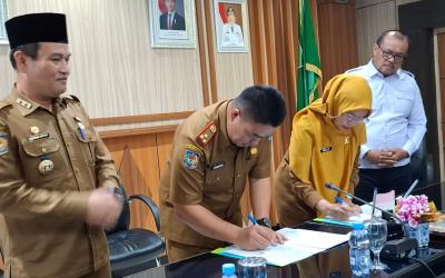 Sekretaris Daerah Kabupaten Bengkulu Selatan, Susmanto, dan Sekretaris Daerah Kabupaten Kepahiang, Hartono, di Ruang Rapat Merah Putih Kantor Gubernur Bengkulu, Senin (6/7).
