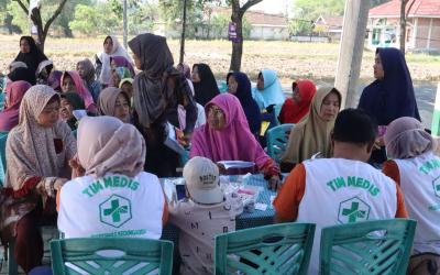 Selain fokus pada pembangunan infrastruktur, program ini juga menghadirkan berbagai kegiatan sosial, salah satunya layanan pengobatan gratis bagi masyarakat di Desa Kesongo, Kecamatan Kedungadem, Rabu (15/7/2026).