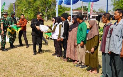 PT BPR Bank Daerah Bojonegoro Salurkan 200 Paket Sembako untuk Warga Desa Kesongo dalam TMMD Ke-129