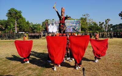 Penampilan Tari Api Kayangan menjadi salah satu atraksi yang menyita perhatian pada upacara pembukaan yang digelar di Lapangan Desa Mlideg, Kecamatan Kedungadem, Rabu (15/7/2026).