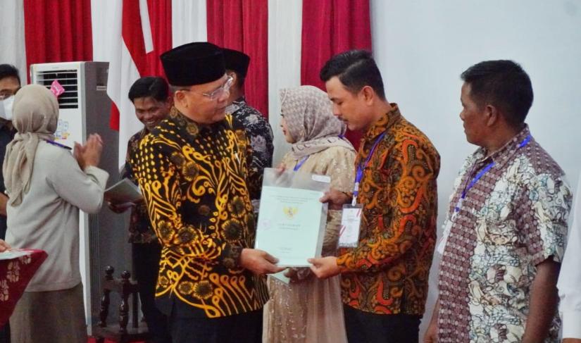 Gubernur Bengkulu Rohidin Mersyah yang menyerahkan 300 Sertifikat Tanah