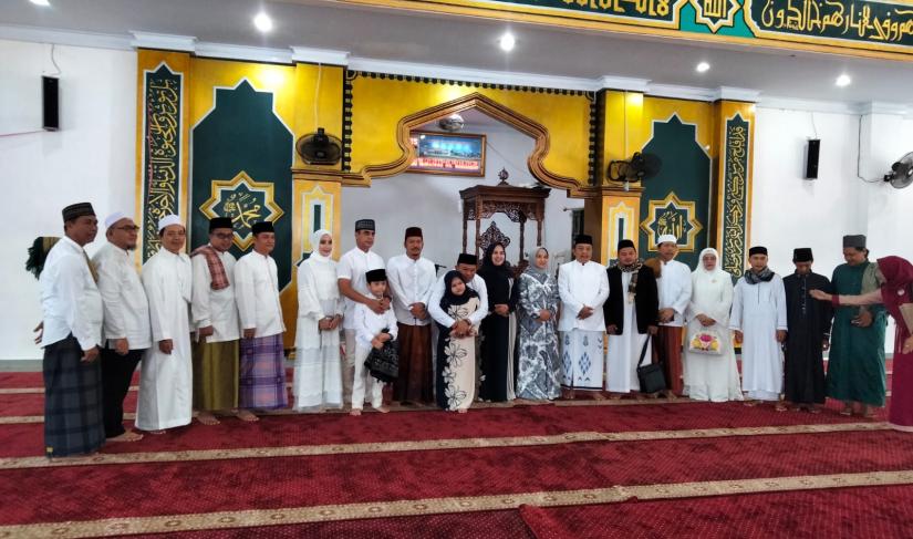 Bupati Seluma Erwin Octavian, Wakil Bupati Drs. Gustianto, Sekda Seluma H. Hadianto, Ketua DPRD Seluma Nofi Eriyan Andesca Serta Dandim 0425 Seluma Letkol Inf Syafrinald melaksanakan ibadah Shalat Idul Adha di Masjid Agung Baitul Falihin(10/7/2022) 