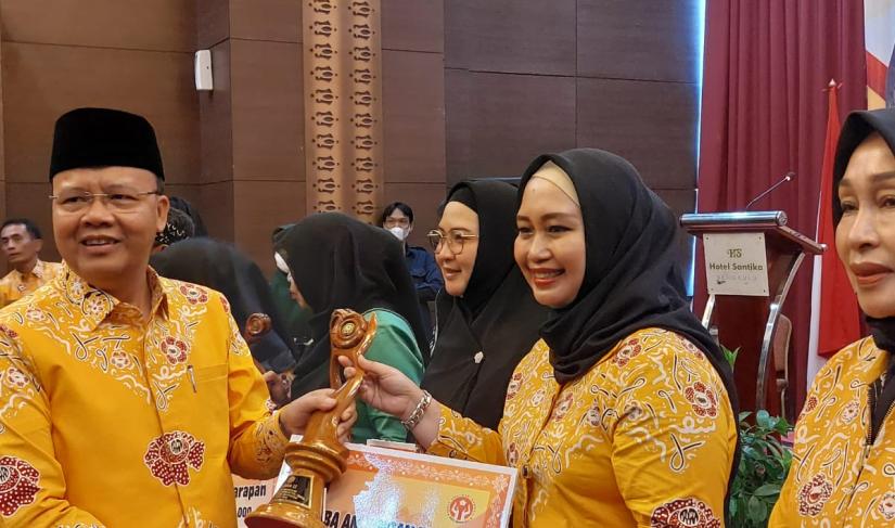 Gubernur Bengkulu Menyerah Trophy dan uang pembinaan