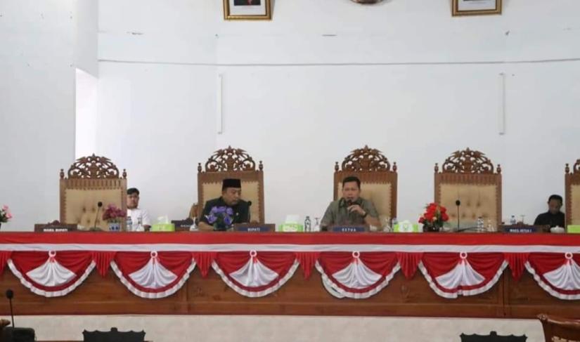 (DPRD) Kabupaten Seluma Gelar Rapat Paripurna di ruang gedung Rapat Paripurna DPRD  dengan agenda Jawaban Eksekutif terhadap Pandangan umum Fraksi-fraksi atas Nota Keuangan RAPBD Perubahan Tahun Anggaran 2022. Senen, ( 22/8/2022 ).