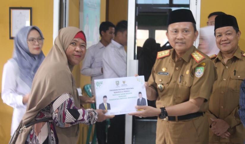 Sekda Hamka Mendistribusikan Zakat
