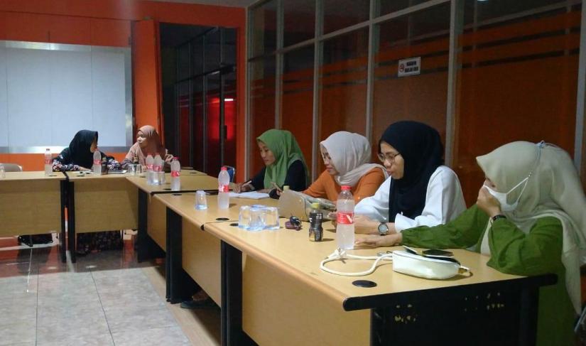 Panitia dialog publik Forhati Kota Bengkulu terlihat sedang mempersiapkan tahapan akhir dari pelaksanaan program kerja di Gedung Graha Syariah Kebun Tebeng Bengkulu. Rabu (26/10/22). Poto/Tim