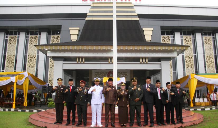 Wakil Gubernur Bengkulu Rosjonsyah, Forkopimda, ASN, Pelajar dan Mahasiswa Provinsi Bengkulu Uapacara Peringatan Hari Sumpah Pemuyda ke-94, Diahalaman Kantor Gubernur, Jumat (28/10/22)