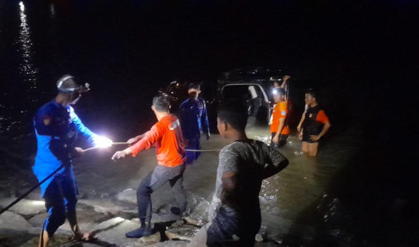 Tim dari Sat Polair dan dengan pihak Angkatan Laut, Basarnas dan BPBD upaya evakuasi kendaraan, Rabu (16/11/22) malam.