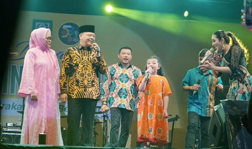 Gubernur Rohidin dan Ashanty Bernyanyi Bersama di lapangan Merdeka kelurahan Malabero, Kecamatan Teluk Segara, Kota Bengkulu, Jumat (18/11).