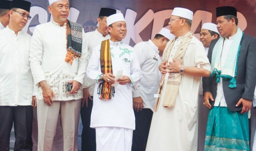 Tabligh Akbar di Halaman Masjid Raya Baitul Izzah Bengkulu, Jum’at (18/11).