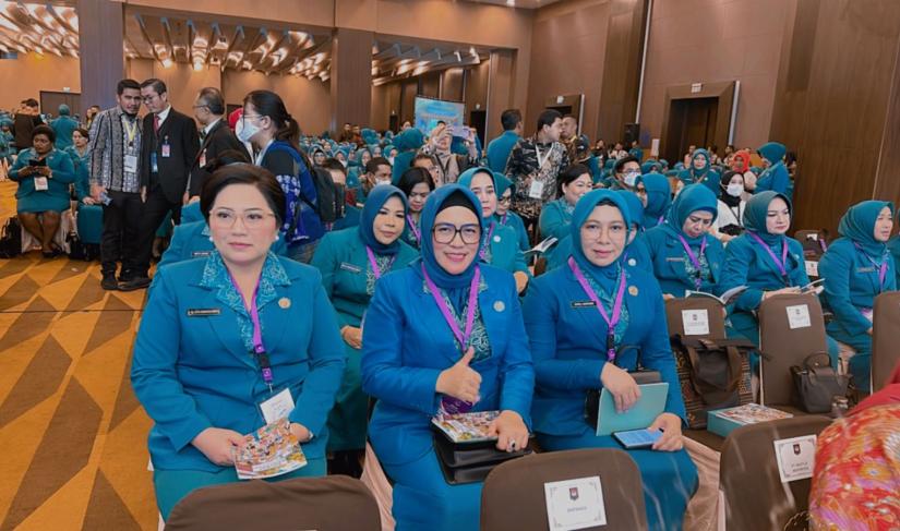 Foto Bersama Derta Rohidin saat Puncak Peringatan Hari Kesatuan Gerak (HKG) ke-51 PKK, Rabu (17/5) di Santika Dyandra Convention Center Kota Medan Sumatera Utara