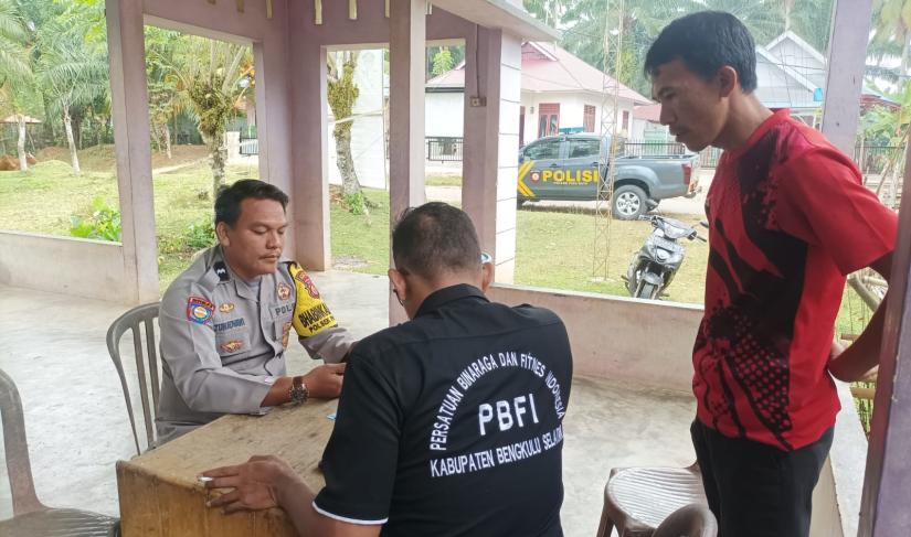 Bhabinkamtibmas Berikan Penyuluhan Antisipasi Tindak Pidana Kekerasan terhadap Anak dan Perempuan di Desa Tungkal II