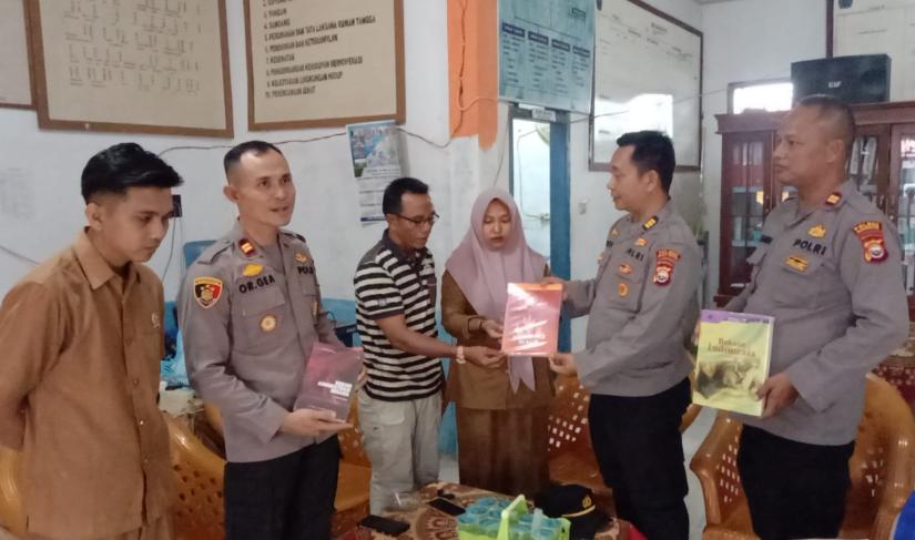 Polri Berbagi Ilmu, Polres Mukomuko Bagikan Buku Gratis Tingkatkan Literasi