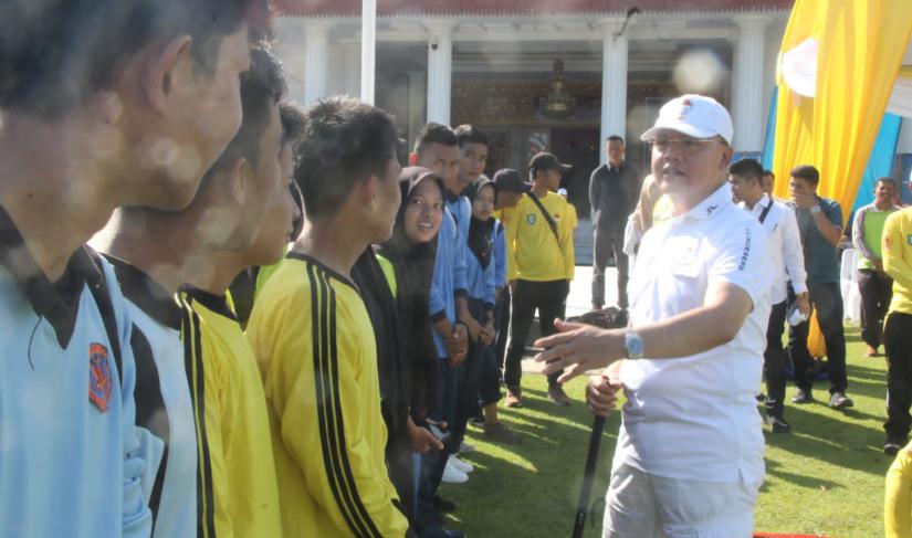 Gubernur Rohidin Hadiri dan membuka Sosialisasi dan Coaching Clinic Olahraga Gateball di Halaman Balai Raya Semarak Bengkulu, Rabu (08/03).