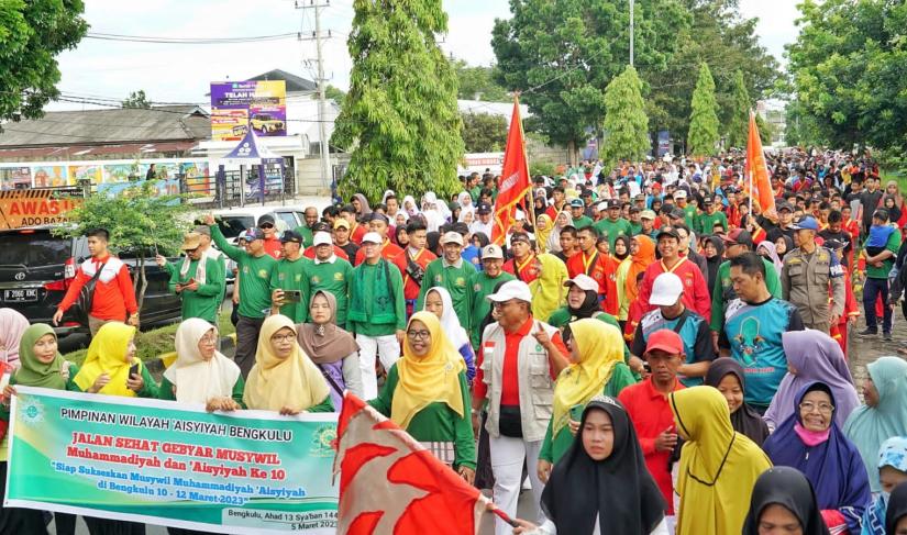 Rohidin Mersyah Mengikuti Jalan Sehat PWM dan Aisyiyah Bengkulu, di Kampus IV UMB (Universitas Muhammadiyah Bengkulu), Ahad (5/3).