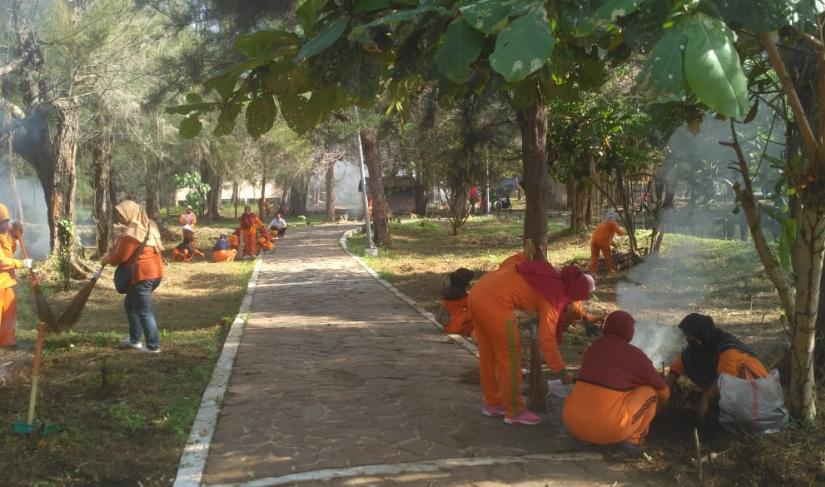 Petugas DLH Kota Bengkulu.