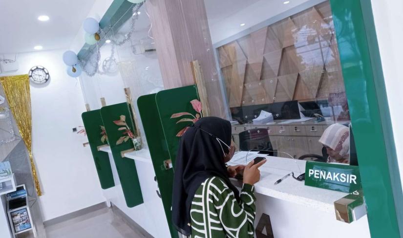Seorang nasabah melakukan pengajuan transaksi paket Umroh di PT Pegadaian KC Bengkulu.