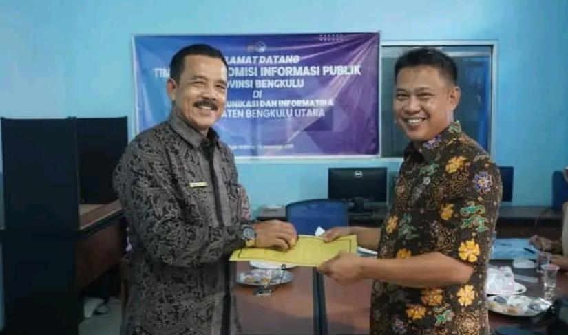 Penyerahan berkas kadis Kominfo lama ke kadis Kominfo yang baru