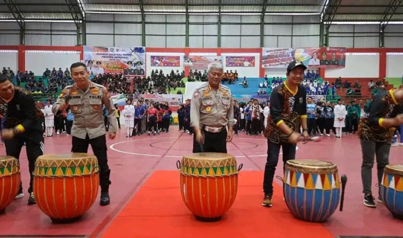 Wabup bersama anggota penting yang hadir menabuh gendang sebelum acara diulai